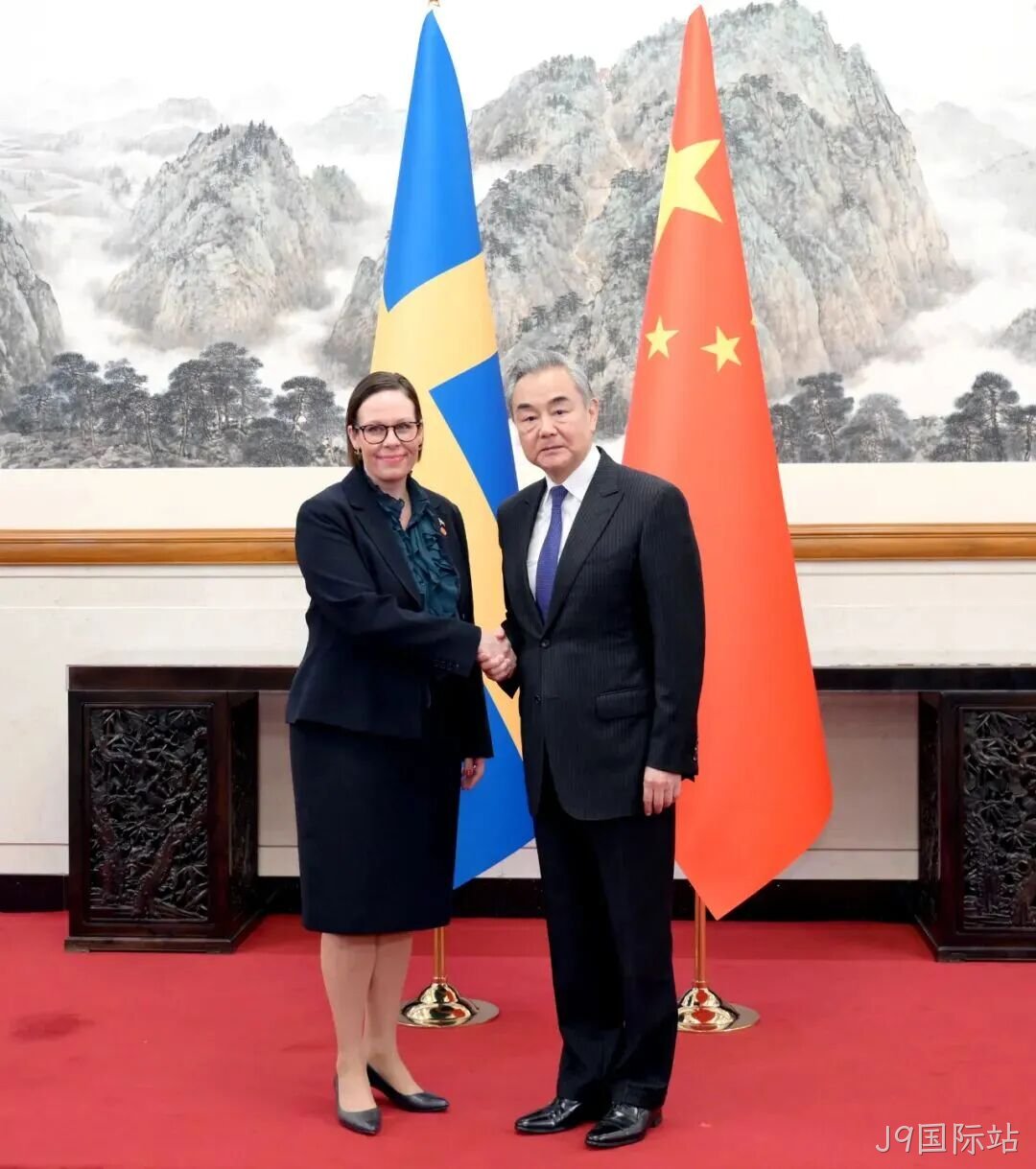 王毅会见瑞典外交大臣斯蒂纳加德