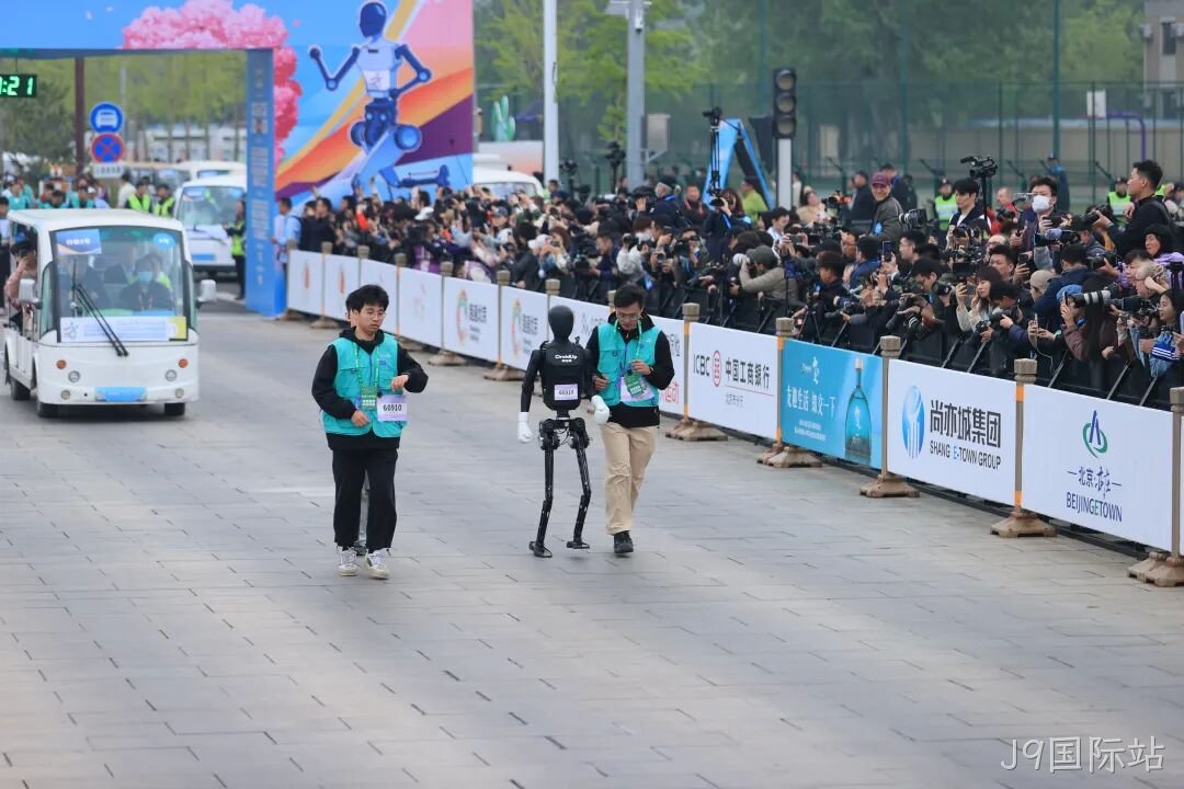 全球首个,人形机器人“跑团”在亦庄!2025北京亦庄半程马拉松暨人形机器人半程马