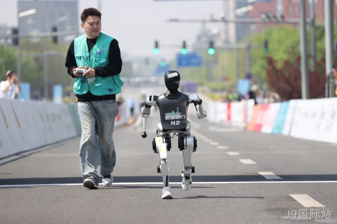 全球首个,人形机器人“跑团”在亦庄!2025北京亦庄半程马拉松暨人形机器人半程马